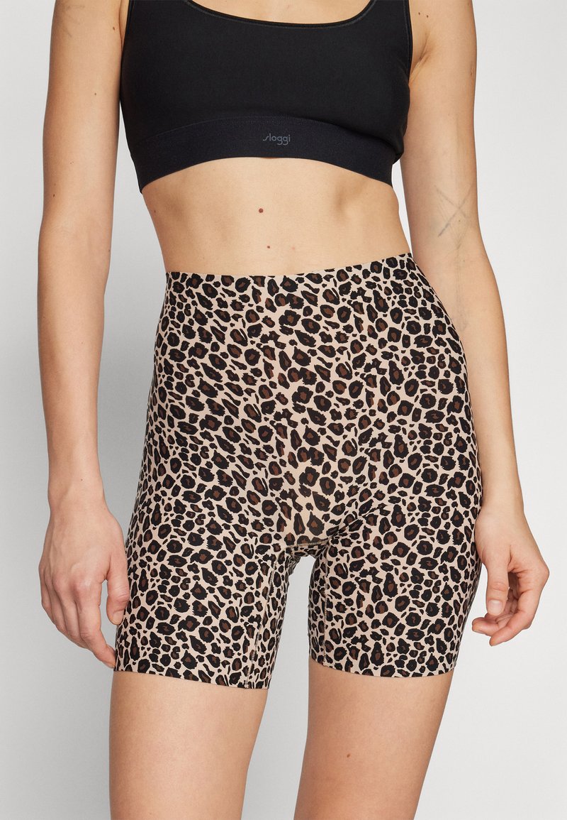 Korte sykkeltights med leopardmønster laget av elastisk stoff, med svarte og brune flekker på en lys bakgrunn, og med et høyt livdesign.