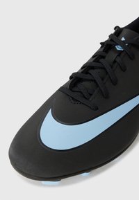 Sorte fotballsko med en fremtredende lyseblå Nike swoosh, teksturert overdel og mørke lisser. Lyseblå detaljer på sålen.