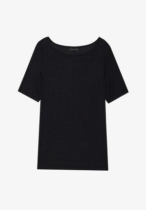 Crna majica s kratkim rukavima i širokim izrezom. Izrađena od mekog, laganog materijala. Jednostavan dizajn bez uzoraka ili detalja.