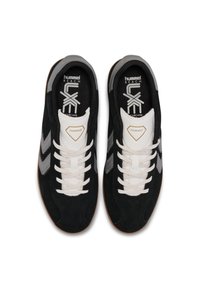 Zwarte en grijze sportschoenen met een bovenwerk van suede, witte veters en een rubberen gumzool. Kenmerkt zich door een logo en een ruitvormige accent.