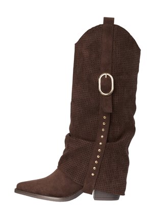 Botte mi-mollet en daim brun foncé avec tige perforée, bride décorative avec boucle dorée et clous, et talon bloc bas.