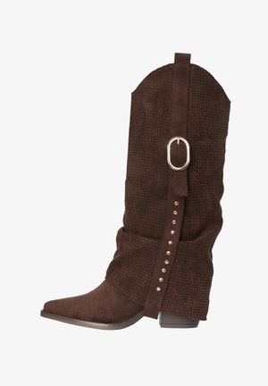 Donkerbruine suède laars tot halverwege de kuit met geperforeerde bovenkant, decoratieve band met gouden gesp en studs, en lage blokhak.