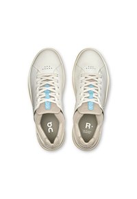 Białe skórzane sneakersy z jasnoniebieskimi akcentami, siateczkowym językiem, perforowanymi detalami oraz teksturowanymi beżowymi wkładkami z logo.