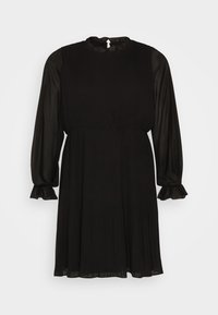 Robe noire avec de longues manches transparentes et un col froncé. Présente une taille gatherée et une jupe plissée, fabriquée à partir d'un tissu léger.