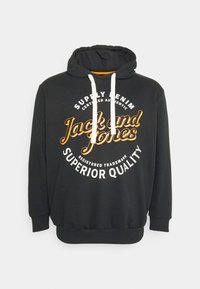 Svart hoodies med tryck på framsidan. Har vit och orange text: "Jack and Jones" och "Superior Quality." Tillverkad av bomullsmaterial.