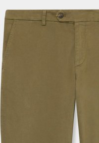 Chinos w kolorze oliwkowym wykonane z bawełny, z zapięciem na guzik, skośnymi kieszeniami bocznymi oraz gładką, matową teksturą.