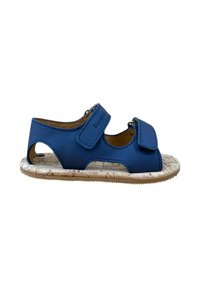 Sandalia de cuero azul con dos correas ajustables de Velcro, lados abiertos y suela de corcho texturizada con un acabado suave y natural.
