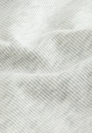 Helehall äärega ribiline kangas peene tekstuuri ja horisontaalsete joontega, millel on pehmed, siledad pinnad ja kerge läike.