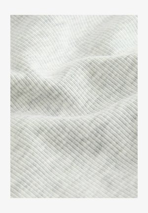 Helehall äärega ribiline kangas peene tekstuuri ja horisontaalsete joontega, millel on pehmed, siledad pinnad ja kerge läike.