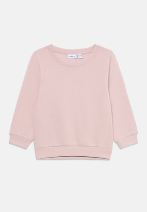 Lichtroze sweater met een ronde hals, lange mouwen en ribgebreide cuffs en zoom. Zacht materiaal met een gladde textuur.