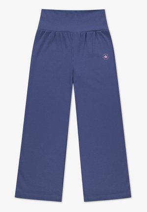 Wijde broek in donkerblauwe stof met een zachte tailleband en een klein roze logo op de linkerheup. Gladde textuur zonder zichtbare patronen.