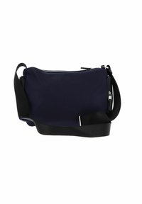 Marineblaue Nylon-Crossbody-Tasche mit schwarzem Tragegurt, Reißverschluss und silbernem Zubehör. Glatte Textur mit minimalistischem Design.