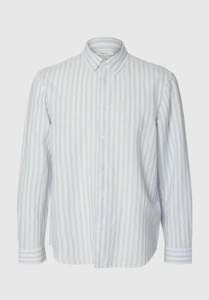 Camicia da uomo a maniche lunghe con bottoni, a righe verticali azzurro chiaro e bianche, con colletto a punta, su sfondo neutro.