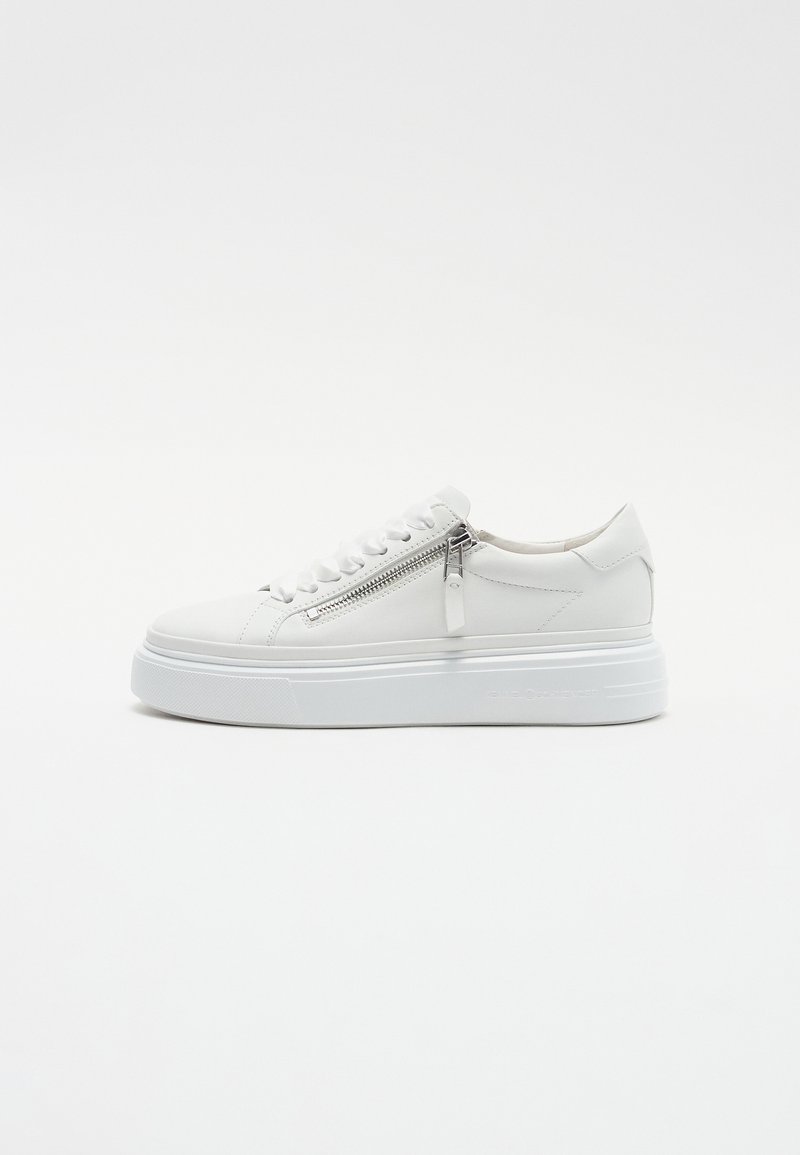 Witte sneaker met een gestructureerde bovenkant, ronde neus en platformzool. Voorzien van een zijrits en vetersluiting voor extra detail.