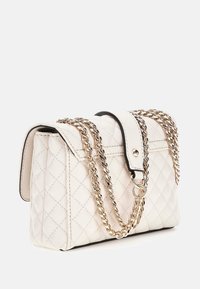Borsa a mano in pelle bianca trapuntata, dalla forma strutturata, con tracolla in catena dorata e chiusura a patta con un accento nero.