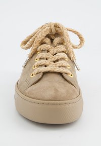 Sneaker in suede beige con punta rotonda, suola spessa, occhielli dorati e lacci intrecciati beige. Superficie texturizzata e dettagli di design semplici.