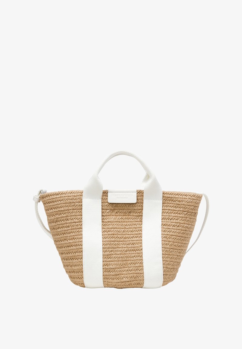 Sac fourre-tout en paille tissée avec deux bandes de tissu blanches, poignées circulaires et une bandoulière réglable. Présente une plaque logo blanche.