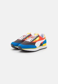 Bunte Laufschuhe mit einem schwarzen, blauen, roten und gelben Design. Hergestellt aus synthetischen Materialien mit einer weißen Zwischensohle und einer Gummisohle.