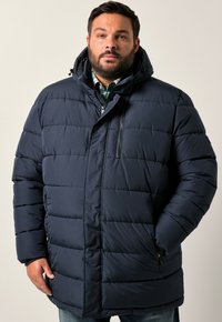 Abrigo acolchado navy con bolsillo de pecho con cremallera, estructura acolchada, capucha y bolsillos laterales. Fabricado con material sintético, adecuado para el clima frío.