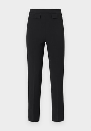 Sorte skreddersydde bukser med rette bein, med to små klafflommer ved midjebåndet med subtile pregete initialer.