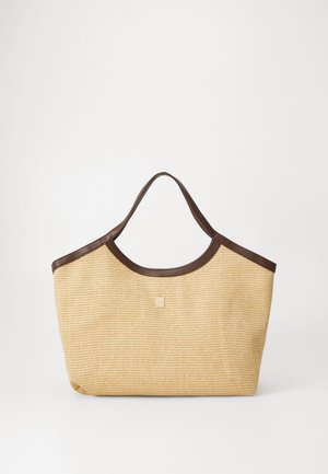 Borsa a tracolla in paglia intrecciata con forma arrotondata, dotata di manici in pelle sintetica marrone scuro e un accento logo rettangolare sul davanti.