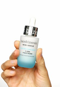 bareMinerals Skin Rescue-serum i en frostad glasflaska, ombre från blått till vitt. Silverdroppare med lock, märkt med produktinformation och användning.