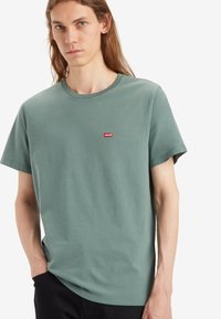 Levi's® ORIGINAL HOUSEMARK TEE - T-shirts - dark forest