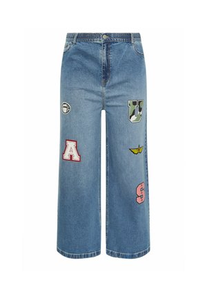 Pantalones vaqueros azules de pierna ancha con cintura elástica y parches que incluyen las letras A, U, S, un balón de fútbol y un emblema amarillo alado.