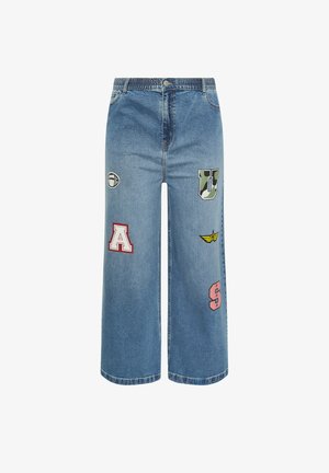 Pantalon en jean bleu à jambes larges avec taille élastique et écussons comprenant les lettres A, U, S, un ballon de football et un emblème jaune ailé.