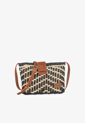 Bolso cruzado tejido en tonos negros y naturales, con una correa y cierre de piel marrón, forma rectangular y superficie texturizada.