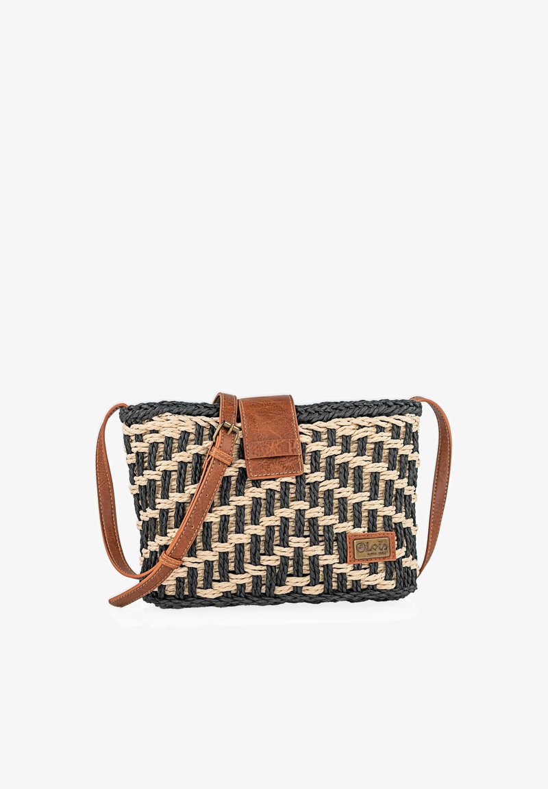 Bolso cruzado tejido en tonos negros y naturales, con una correa y cierre de piel marrón, forma rectangular y superficie texturizada.