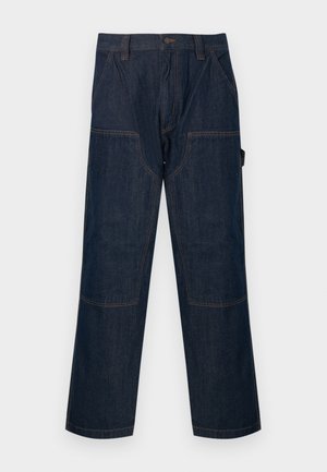 Pantalones de trabajo de mezclilla azul oscuro con piernas rectas, parches reforzados en las rodillas, bolsillos laterales, presillas para cinturón y cierre frontal con botones.