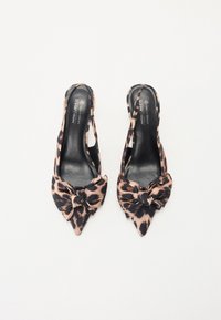 Slingback hæle med leopardmønster og spidse tæer, sløjfedetalje foran og sort indvendig foring. Fremstillet af veganske materialer.