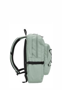 Lichtgroene rugzak met gewatteerde zwarte draagbanden, meerdere ritsvakken en een verstelbare zijgesp.