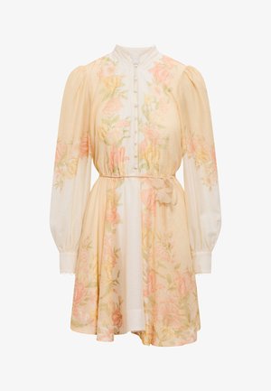 Κοντό φλοράλ φόρεμα με μακριά φουσκωτά μανίκια, κλείσιμο με κουμπιά στο μπροστινό μέρος, ζώνη στη μέση και παστέλ ροζ, κίτρινο και πράσινο σχέδιο λουλουδιών σε εκρού ύφασμα.