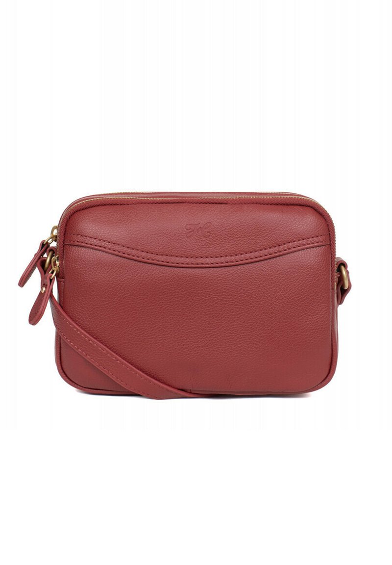 Borsa a tracolla rossa in pelle con una superficie liscia, chiusura con zip e tracolla regolabile. Presenta un discreto logo impresso e accenti cuciti curvi.