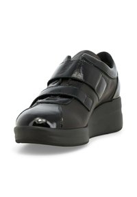 Sneaker nera con tomaia in pelle lucida, cinturini in velcro, punta arrotondata e suola spessa e solida. Presenta un design elegante e cuciture minime.
