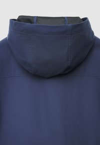 Marineblaue Jacke mit hohem Kragen und Kapuze. Glattes, leichtes Material; mit sichtbaren Nahtdetails und matter Oberfläche.