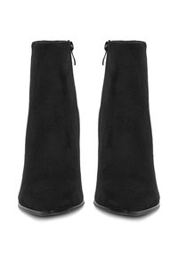Czarne zamszowe botki za kostkę o smukłym kroju, z ostrym noskiem i bocznym zamkiem błyskawicznym dla łatwego zakupu. Matowa tekstura bez ozdób.