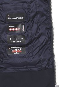 Giacca impermeabile della marina con fodera interna che mostra le etichette: "Plume no Plume", "Big Chill", "Stretch" e "Hidra-ne:k Fabric". Dettaglio della zip argentata visibile.