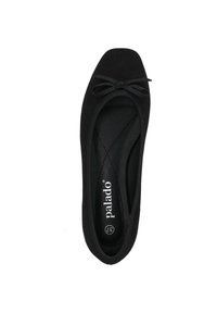 Zapato plano negro hecho de tela suave, con puntera cuadrada, un lazo decorativo en la parte frontal y una plantilla acolchada. Logo grabado en el interior.