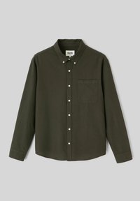 Chemise à manches longues vert foncé en coton, avec un col boutonné, une fermeture à boutons sur le devant et une poche poitrine unique.