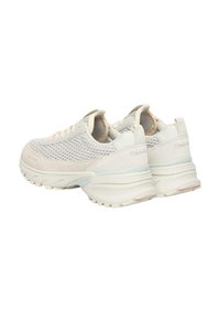 Valkoiset tennarit, joissa on hengittävä verkkopäällinen, mokkanahkaiset yksityiskohdat, pehmustettu pohja ja kuvioitu kumipohja pitävyyttä varten.