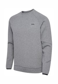 Hellgrauer Sweatshirt mit Rundhalsausschnitt und langen Ärmeln, dezenter Struktur und kleinem schwarzem „hummel“-Logo auf der linken oberen Brust.