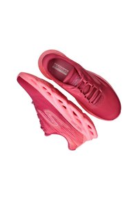Skechers sportieve schoenen in tinten roze, met een ademende bovenlaag van gaas, een gestructureerd ontwerp en een gevoerde zool met uitsparingen.