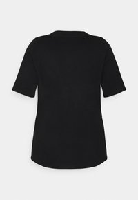 Czarny t-shirt z krótkim rękawem i okrągłym dekoltem, wykonany z gładkiego materiału. Posiada zaokrąglony dół i brak widocznych wzorów lub akcentów.