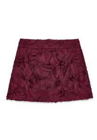 Burgundi seelik, mis on valmistatud tekstuuriga kangast lillemustriga, omab selgelt määratletud vöökohta ja nokkservi.