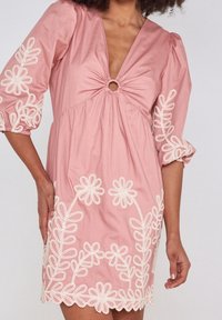 Maison 123 Denní šaty - light pink