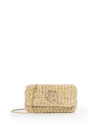 Piccola borsa intrecciata beige con chiusura circolare dorata e tracolla a catena dorata abbinata su sfondo bianco.