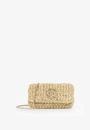 Piccola borsa intrecciata beige con chiusura circolare dorata e tracolla a catena dorata abbinata su sfondo bianco.